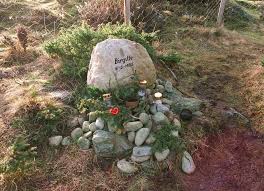 De to venninnene stine sofie og lena, på åtte og ti år, kom aldri hjem etter en badetur i baneheia en vårdag i år 2000. Haper At Birgitte Dokumentar Kan Bidra Til At Saken Blir Lost