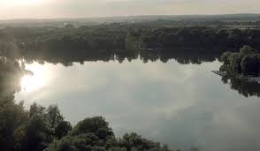 Baggersee — der baggersee, n (aufbaustufe) künstlich angelegter see, der durch den abbau von kies oder sand entstanden ist beispiel. Naherholungsgebiet Baggersee