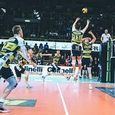 Organizza la 38^edizione del campionato di volley misto più antico d'italia. Who S Gonna Hit The Ball Noisiamolasquadra Modena Volley Modenavolley Pallavolo Volleyball Usavolleyball