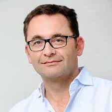 Wir begrüßen den Orthopäden und Sportmediziner Dr. Michael Schuh als neuen  Vereinsarzt des FC Rot-Weiß Erfurt. Gleichzeitig danken wir seinem  Vorgänger Dr. Peter Ullmann für seinen jahrelangen Einsatz für unsere  Farben. Die