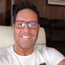 Je ne reconnais plus mon frère»: un habitué des patinoires extérieures a  failli y laisser sa vie