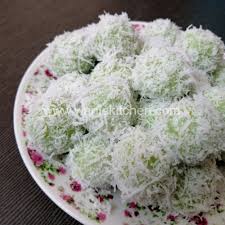 Ondeh ondeh is one of the traditional kuih in malaysia (kuih is term for malaysian cakes. Resepi Kuih Onde Onde Kuih Buah Melaka Sukatan Cawan Resepi Masakan Resepi Masakan