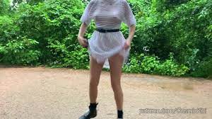 Montage vintage sexy dune fille trempée sous la pluie avec une robe  transparente. - Videos - djav tube the best premium porn