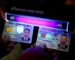 Setiap negara mempunyai kad pengenalan diri yang dilengkapi dengan ciri tersendiri bagi memastikan setiap warganegaranya mempunyai rekod yang sah. Berita Harian Online Perbezaan Imej Sinar Ultra Lembayung Atau Uv Yang Timbul Dari Kad Pengenalan Yang Baru Kanan Dengan Kad Pengenalan Lama Ketika Dipancarkan Dengan Cahaya Uv Kad Pengenalan Baru Ini