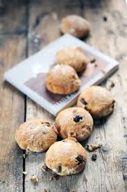 Des Scones Aux Raisins Et Aux Noix Et Un Chien Peut Etre Le Livre Le Plus Etonnant De L Annee A Essayer De Gagner Scones Dessert Alimentation