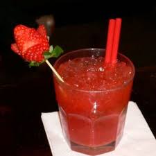 La caipiroska alla fragola è un drink di origine brasiliana. Barista E Barman Acrobatico