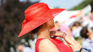 He is only shown kissing her midsection. Der Dresscode Beim Pferderennen Wie Man Sich Optimal Kleidet