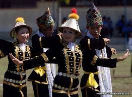 Tarian ini biasanya ditampilkan para penari perempuan yang terkadang menari sambil memegang kerincing. 10 Jenis Tarian Tradisi Suku Kaum Negeri Sabah Sentiasa Panas