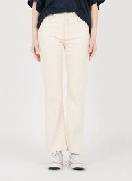 Jean taille haute déchiré pour un look grunge, tregging et chemisier en dentelle pour une touche romantique, jean mum pour le confort, jean. Nouvelle Collection Jean Droit Taille Haute Creme Closed Femme Place Des Tendances