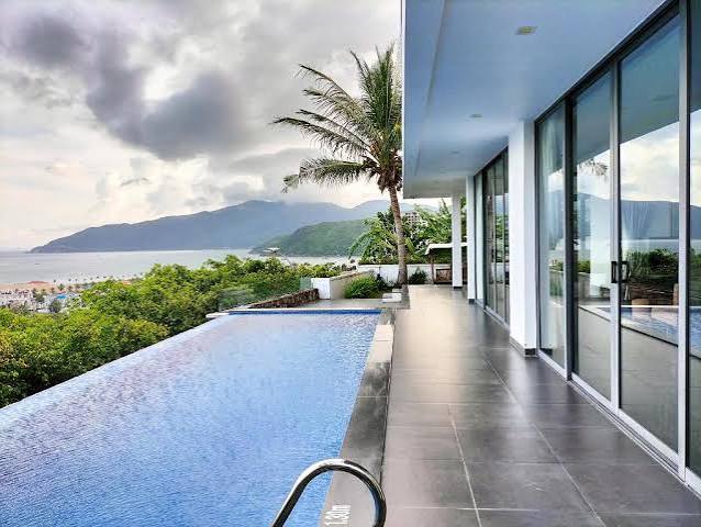 Hồ bơi riêng là tiện ích được nhiều gia đình và nhóm bạn yêu thích tại Ocean Front Villas Nha Trang.