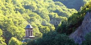 La poalele muntelui cozia, nu departe de apele oltului, se inalta silueta zvelta a manastirii de calugări turnu, situată la 600 m de statia de cale ferata cu acelaşi nume. Ghid Turistic Calimanesti Caciulata Balneomedica Ro