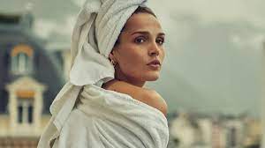 Lou is based in london at the moment, but her story extends far beyond the united kindgom. Camille Lou Pose Topless Et Fait Sensation Sur Instagram