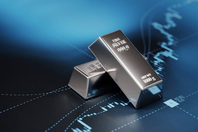 Gold vs Silver: Precious Metals Diverge as XAU/USD Holds $4,400 and XAG/USD Struggles Below $65