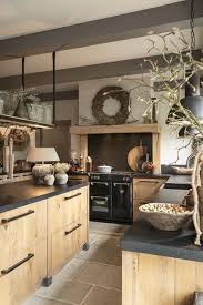 het ruwe eikenhout van de keuken krijgt een robuuste uitstraling dankzij de combinatie met gelaste grepen hardsten keuken interieur keuken idee keuken ontwerp