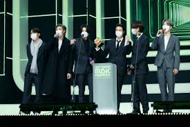 Hologram Suga Muncul Saat Bts Bawakan Life Goes On Di Mama Republika Online