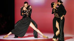 Dass massimo sinató, ehemann von rebecca mir, ein toller tänzer ist, wissen wir bereits. Rebecca Mir Und Massimo Sinato Auf Der Fashion Week Heisser Tango Als Ehepaar Leute Bild De
