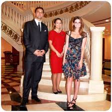 Mischa Barton At Kempinski Hotel Palm Jumeirah Dubai With General Manager And Lady In Red