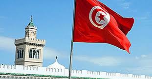 Een voorbeeld van een vlag met een halve maan en een ster is die van turkije, dat al sinds 1876 aanwezig is en vergelijkbaar is met de vlag die het ottomaanse rijk had tijdens zijn geschiedenis. Wat Betekenen De Kleuren En Symbolen Van De Vlag Van Tunesie 2021