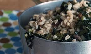 Quando lo scalogno sarà dorato, unitevi il radicchio e, aggiungendo un po' d'acqua tiepida nel frattempo tagliate la salsiccia a tocchetti e, quando il radicchio sarà appassito, versatela nella padella. Orzotto Al Radicchio Carota E Speck Melandri Gaudenzio Dal 1947