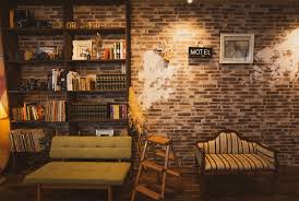 横浜中華街にほど近い本牧ふ頭d突堤の 港湾コンテナ倉庫街に佇む撮影スタジオ ブルックリンに建つ古ビルを改装した アーティストのアトリエ をイメージして作られたハウススタジオです 総面積101平米 2面採光のため日中は自然光のみでも撮影が可能です 地中海の