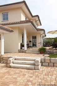 mediterrane aussenanlage und toskana garten beim neubau saulenelemente und die zwischendacher sorgen fur urlaubsfla patio slabs tuscan garden building columns