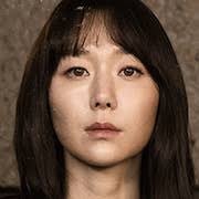 A poorly constructed tunnel collapses, leaving a man trapped in his car with only two bottles of water . Tunnel Korean Drama Asianwiki