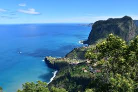 Madeira, officially the autonomous region of madeira, is one of the two autonomous regions of portugal, the other being the azores. Madeira Portugal Ein Urlaubs Und Reisefuhrer