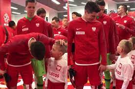 To zawsze wielka frajda wodzić za nim wzrokiem i. Robert Lewandowski I Wojciech Szczesny Wdali Sie Przed Meczem W Pogawedke Z Dziecmi To Przeslodkie