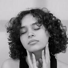 Para mí recojo el recuerdo, lo guardo conmigo, en mí lo revivo. Después me  doy cuenta de que correrá la tinta y el adiós., Los había ido recopilando,  aparecían otros momentos felices que juntaba a los ...