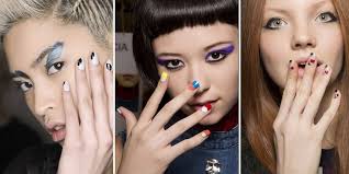 Après avoir appliqué le base coat pour protéger les ongles et le vernis rose (au moins 2 couches), on vent dessiner des traits de manière aléatoire sur l'ongle, en les terminant très pointus. Nail Art Nos Idees Et Tutos Pour Vos Ongles Cosmopolitan Fr