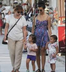 Çiftin ikiz bebekleri sağlıklı bir şekilde dünyaya geldi. Tuba Buyukustun Ikizleri Valiz Ustunde Tasidi