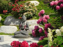 Buddha Skulptur Zwischen Bluhenden Rhododendren Asiatischer Garten Von Dirlenbach Garten Mit Stil Asiatisch Asiatischer Garten Garten Und Feng Shui Garten