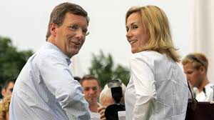 Browse 8,992 christian wulff stock photos and images available, or start a new search to explore more stock photos and images. Bundesprasident Wulff Mallorca Urlaub Bei Freunden Politik Sz De