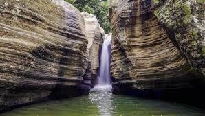 Air terjun yang mengalir dengan derasnya dari puncak bukit melewati 6 tingkat lebih bebatuan sebelum akhirnya sampai ke sungai ini. Air Terjun Luweng Sampang Foto Lokasi Rute Harga Tiket Fasilitas