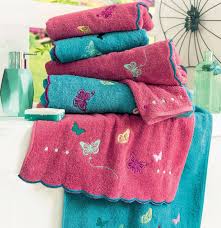 Françoise saget est la marque de linge de maison qui propose des collection inspirées et esthétiques pour des moments d'évasion uniques. Linge De Toilette Confettis Et Papillons Groseille Francoise Saget Linge De Toilette Maison En Carton Draps De Lit