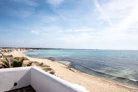 Soggiorno/cucina/sala da pranzo, due camere da letto e wc; Villa Fronte Mare Sulla Spiaggia In Salento A Porto Cesareo The Puglia Immobiliare