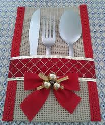 Caminho De Mesa De Juta Para O Natal Confeccionado Em Juta Com Detalhes Em Fita De E Fita Decorativa Fita Decorativa Podera Sofrer Porta Talher De Natal Decoracao Mesa De Natal Enfeites De Natal