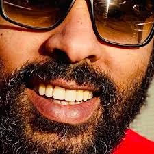 لا تدعوا العجزَ فالأعمَى له بَصَرُ والريحُ مجتاحةً يجتاحُها الشَّجَرُ كما  تُكَسِّرُهُ فالرِّيحُ تَنْكَسِرُ لا يَعذُرُ الموتُ من يأتِيهِ يَعتَذِرُ  Tamim Al-Barghouti #مع_تميم