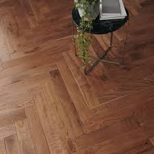 Parquet Massif Skara Chevron Goodhome Parquet Bois Massif Plancher Bois Massif Et Parquet Massif