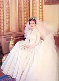 Nella prima stagione di the crown avevamo lasciato la principessa margaret, sorella minore di elisabetta, in grande essendo capo della chiesa d'inghilterra, la regina non poteva approvare una tale unione. La Principessa Margaret Sorella Della Regina Elisabetta In Abito Nuziale Abiti Da Sposa Reali Abito Da Nozze Royal Family