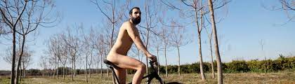 Blank gezogen: Dieser Mann läuft nackt durch Valencia