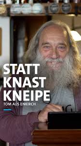 Eigentlich ist Tom studierter Sozialpädagoge. Als er keine Stelle findet,  geht er einen völlig anderen Weg und eröffnet eine Musikkneipe.  Mittlerweile steht er seit knapp 40 Jahren hinter dem Tresen, ...