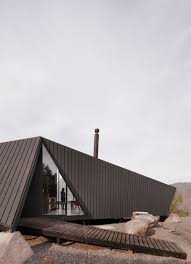 Refuge Pour Alpinistes A San Esteban Au Chili Par Gonzalo Iturriaga Arquitectos With Images Sustainable Architecture Roof Architecture Architecture Exterior