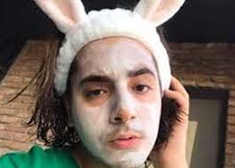 الأنوثة إحساس داخلي مو أعضاء تناسلية».. هل تحوّل بدر خلف إلى أنثى أم مجرد  دعاية؟