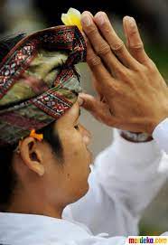 Gambar Orang Berdoa Agama Hindu