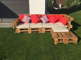 Anleitung Wie Ihr Euch Eure Eigene Palettenlounge Fur Euren Garten Selbst Baut Palettenmobel Liegen Im Garten Lounge Europalette Mobel Garten Paletten Lounge