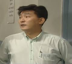 Who is the actor who played extras in several dramas in the 1990s?