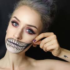 Un jolie maquillage d'araignée sur sa toile qui sera parfait pour un déguisement de sorcière. 15 Idees De Maquillage Halloween Mystere Horreur Ou Gore Design Feria