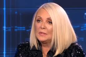 H aderfi tou pairnei to meros tou kai xespa se klamata Royla Koromhla Prospa8hsa Dyo Fores Na Yio8ethsw Infokids Gr