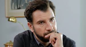 La veille, ils restèrent plus longtemps que d'habitude dans la chambre sans lumière. Michael Youn Evoque Son Role Dans Le Jour Ou J Ai Brule Mon Coeur Stars Et People Zikeo